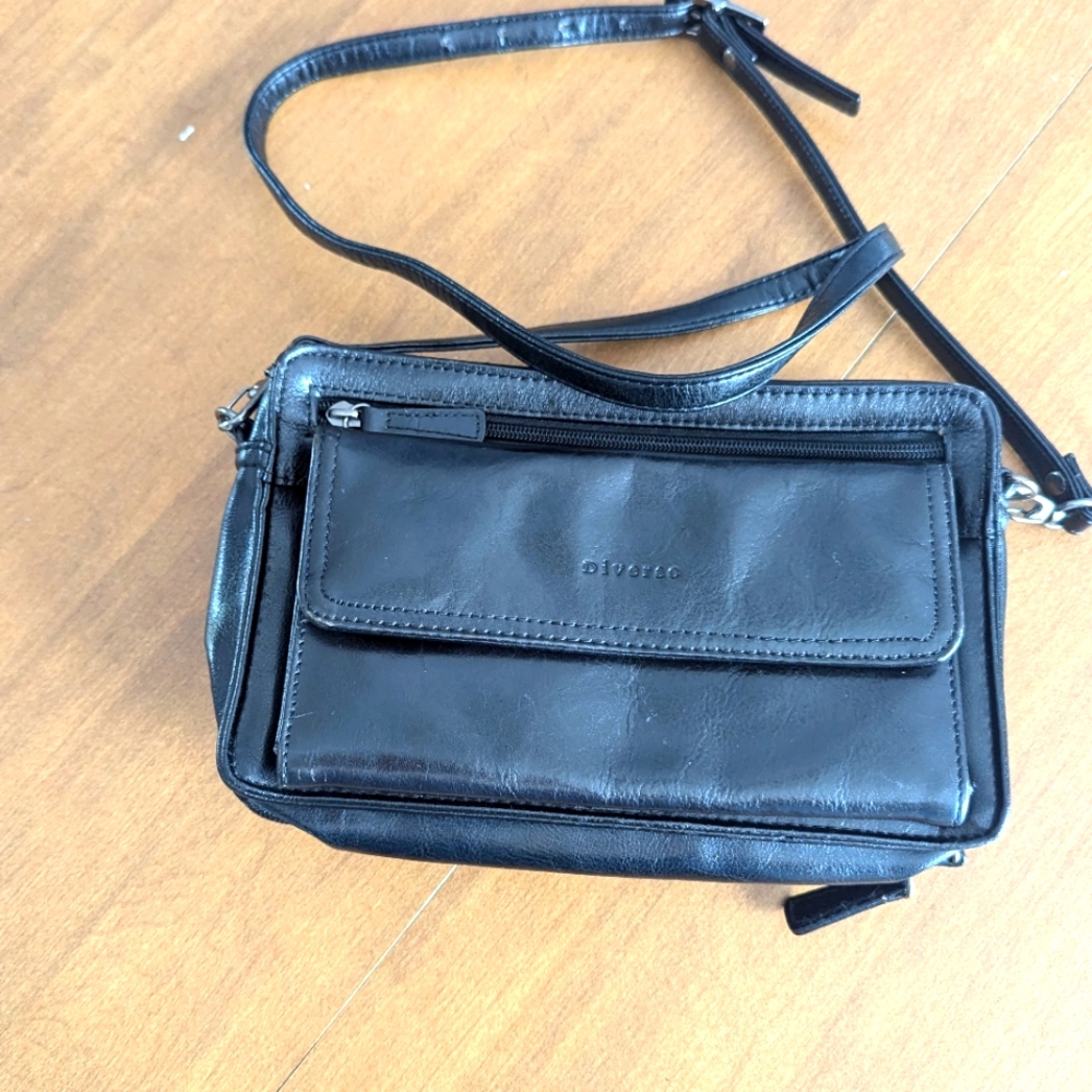 Diverso Crossbody Bag Purse With Lots Of Pockets And Card Slots. EUC. 10 X 6 In